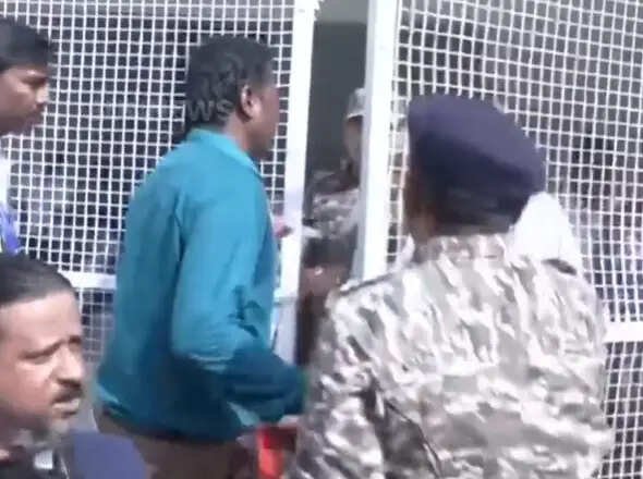 வாக்கு இயந்திரம் பழுது.. மதுராந்தகத்தில் வாக்கு இயந்திரம் பழுது..!