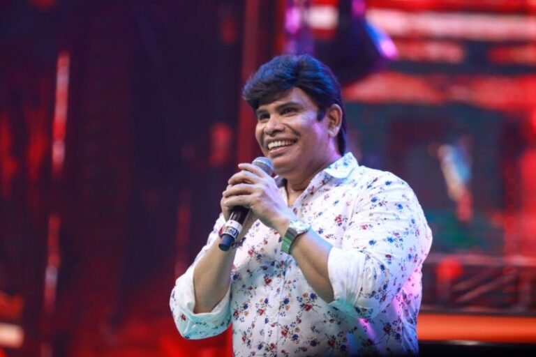 “அன்றே கணித்த ஆனந்த் பாபு….!” பிகில் மேடையில் சொன்னது அப்படியே பலிச்சிருச்சே…. தளபதிக்கு பின் இன்னொரு இளைய தளபதி வராரு…. விஜய் அரசியல்  மற்றும் சஞ்சய் சினிமா வருகையைக் காட்டும் வைரல் வீடியோ….!! 
