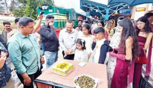 ஊட்டி மலை ரயில் தினம்: கேக் வெட்டி கொண்டாட்டம்..!