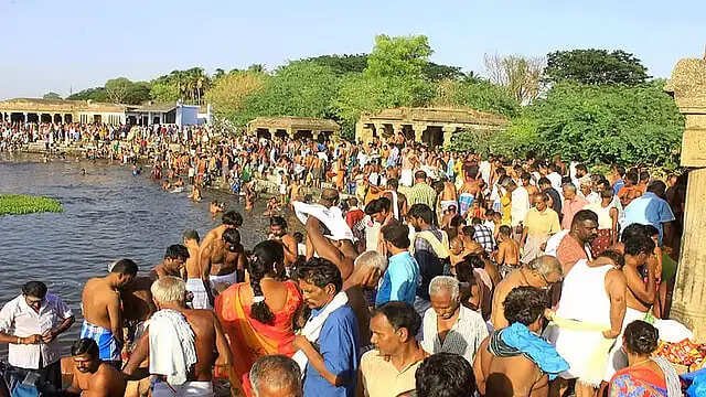 தாமிரபரணி ஆற்றங்கரையில் முன்னோர்களுக்கு தர்ப்பணம்!