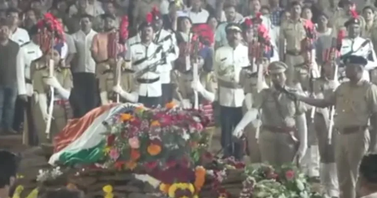 அரசு மரியாதையுடன் நடிகர் நானா படேகர் உடல் தகனம்!