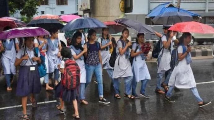 தென் தமிழகத்தில் வெளுத்து வாங்கும் கனமழை – 4 மாவட்டப் பள்ளிகளுக்கு இன்று திடீர் விடுமுறை அறிவிப்பு….!! 